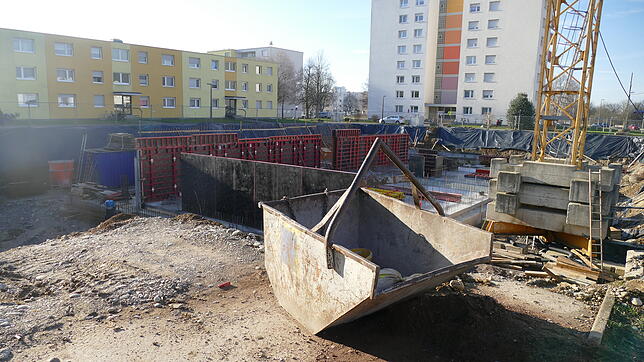 Fotos: Ingrid BöhmZwei Monate nach dem Spatenstich für zwei Wohnbau-Gebäude mit 94 Wohnungen läuft auf der Baustelle alles planmäßig. Es ...