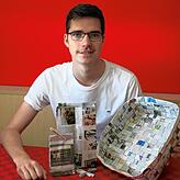 SÜDKURIER-Praktikant Fabio Bleise im Selbstversuch: An einem Vormittag bastelt er gleich drei Gegenstände aus Zeitungspapier. Das ...