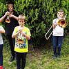 &bdquo;Kommt zu uns zum Musizieren!&ldquo; scheinen die drei Geschwister der Familie Kraft (Emily, Jan, Louis) und die zwei Brüder ...