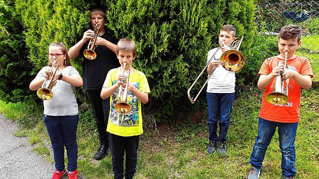 &bdquo;Kommt zu uns zum Musizieren!&ldquo; scheinen die drei Geschwister der Familie Kraft (Emily, Jan, Louis) und die zwei Brüder ...