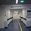 Schilder und Markierungen weisen im Spital in Waldshut die Richtung in die Notaufnahme. Bild: Julian Kares