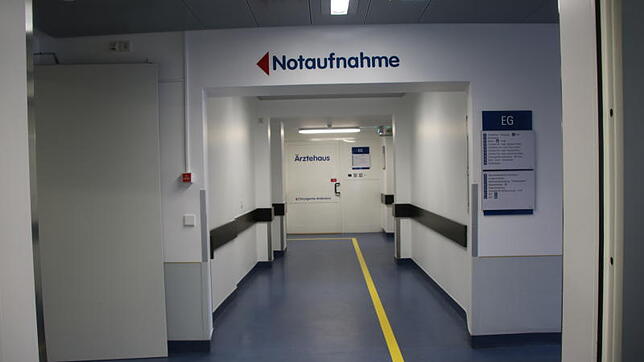 Schilder und Markierungen weisen im Spital in Waldshut die Richtung in die Notaufnahme. Bild: Julian Kares