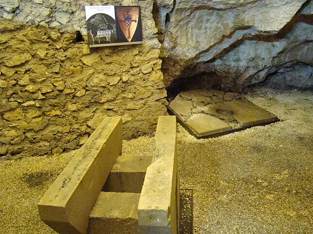 Im oberen Teil der Burghöhle entdeckte man bei Ausgrabungen ein Altargestell und eine Steinplatte mit eingearbeiteter Opferschale.