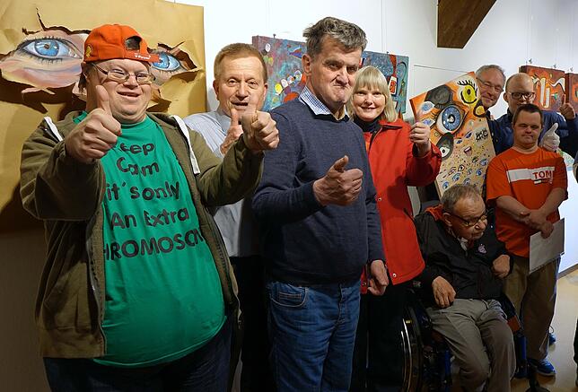 Gruppenbild mit Kulturamtsleiter Reinhard Valenta (Zweiter von links), Seppo C. Kaiser (Dritter von rechts) und den Künstlern aus dem ...