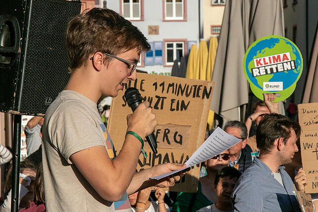 Mit Nachdruck: Organisator Jan Amann bei seiner Rede. Die Fridays for Future Gruppen fordern eine bessere Klimapolitik.
