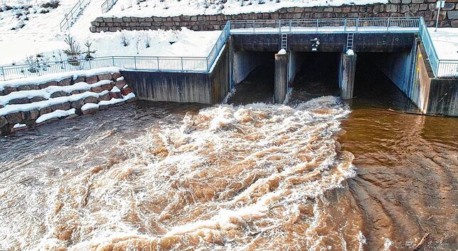 Über den Durchlass lassen die Mitarbeiter des Regierungspräsidiums Freiburg das Breg-Wasser kontrolliert abfließen.