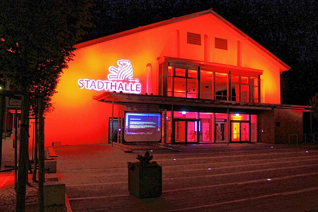 Auch in Bräunlingen setzt die Veranstaltungsbranche ein Zeichen: die Stadthalle strahlt in Rot.