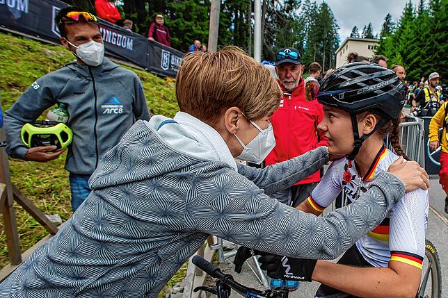Familie ist wichtig: Im Ziel in Lenzerheide nahmen Silke und Daniel Lipp ihre erfolgreiche Tochter Finja in Empfang.