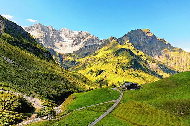 Blick auf die Sennerei Moosmann. Selbst in einem der trockensten Sommer seit Beginn der Wetteraufzeichnungen gibt es hier noch saftig ...