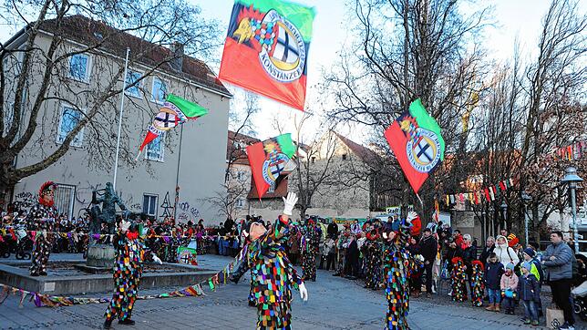 Bild 25: Konstanzer Fasnacht: Blätzlebuebe feiern den Auftakt 2023 auf dem Augustinerplatz