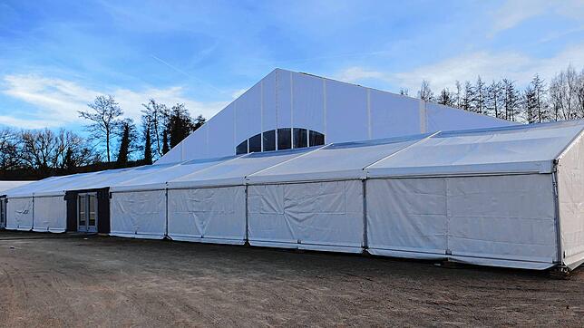 Die Leichtbauhalle in Rielasingen-Worblingen. Ab Mai sollen dort Geflüchtete einziehen.