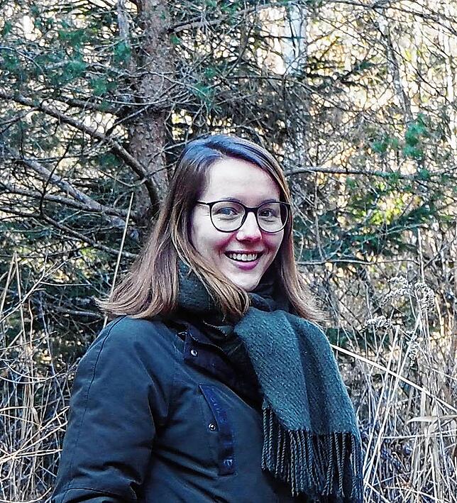 Sarah Bänziger ist im Jestetter Wald unterwegs, um den Lebensraum von Schmetterlingen zu erkunden.