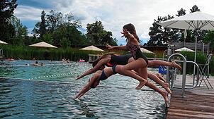 Das Bad in Riehen (Schweiz) ist seit 2014 ein Naturbad, geplant von Herzog und de Meuron. Foto: Boris Burkhardt