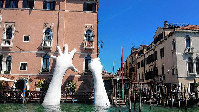 &bdquo;Support&ldquo; lautete der Titel dieses Werks von Lorenzo Quinn bei der Biennale in Venedig 2017: Das Gefühl des Ertrinkens ...