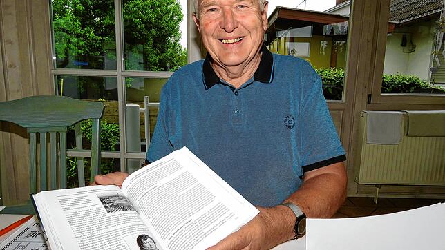 Stolz präsentiert Musikkenner und Gemeinderat Josef Vogt sein neustes Werk über den bekannten Tenor Johann Baptist Krebs.