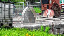 Bild : Die Säge bleibt stecken: Bei den Abrissarbeiten an der alten Brücke beim Rißtorf-Kreisel gibt es technische Schwierigkeiten