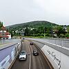 Nicht immer läuft der Verkehr auf der B 34 unter der Waldshuter Kolpingbrücke so flüssig wie auf diesem Foto. Bild: Juliane Schlichter