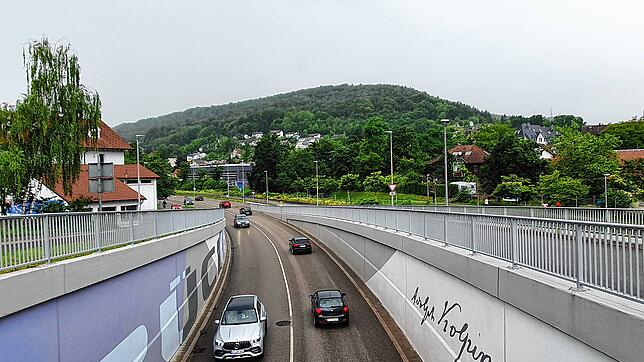 Nicht immer läuft der Verkehr auf der B 34 unter der Waldshuter Kolpingbrücke so flüssig wie auf diesem Foto. Bild: Juliane Schlichter