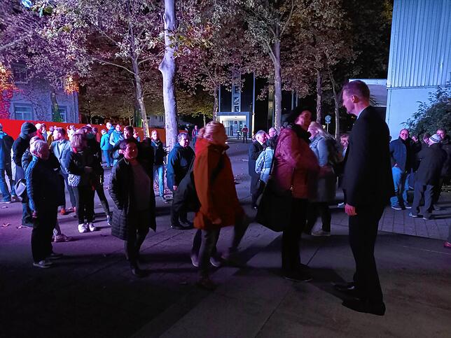 Radolfzeller gratulieren Simon Gröger zum Wahlsieg.