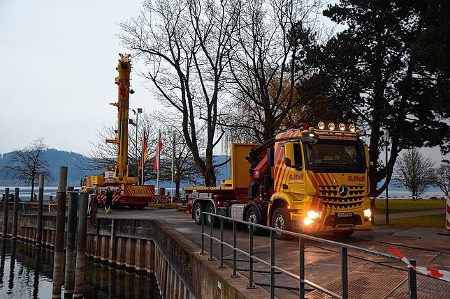 Bild 2: Bilder vom Zusammenbau einer Bohrplattform im Bodmaner Hafen