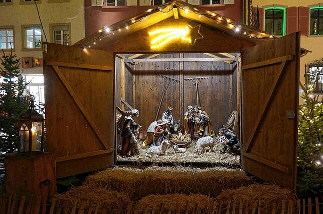 Immer ein Blickfang auf dem Weihnachtsmarkt: Die handgeschnitzte Krippe des Werbe- und Förderungskreises Waldshut.