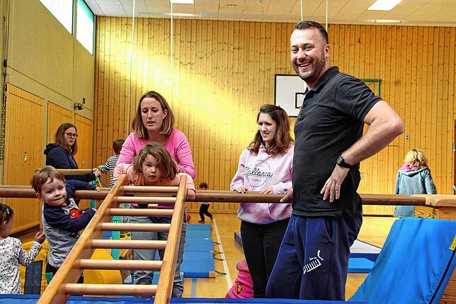 Die Kinderturngruppe am Donnerstagnachmittag in der Turnhalle in Leimbach ist die neueste beim TVM. Übungsleiter Robert Wesolowski ist ...