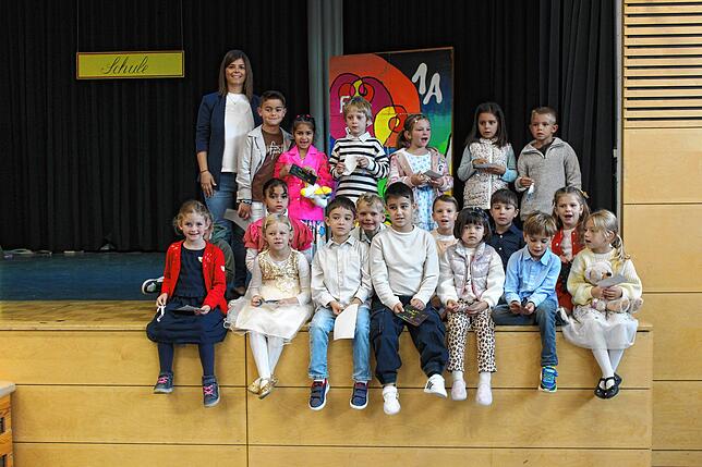 Zehn Jungen und zehn Mädchen wurden in die Klasse 1a der Grundschule Erzingen eingeschult. Klassenlehrerin ist Lorella Dreher. Foto: Schule