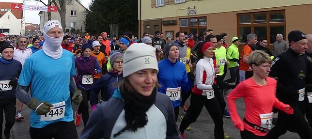 Die Läufer der Zehn-Kilometer-Strecke, mit Mützen und Tüchern gut gegen die Kälte geschützt. B