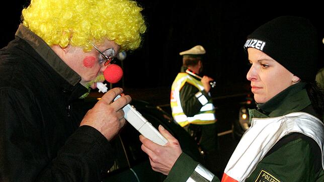 Bei einer männlichen Person in Faschingsverkleidung wird am frühen Freitagmorgen bei einer Polizeikontrolle. In diesem Fall ergab der ...
