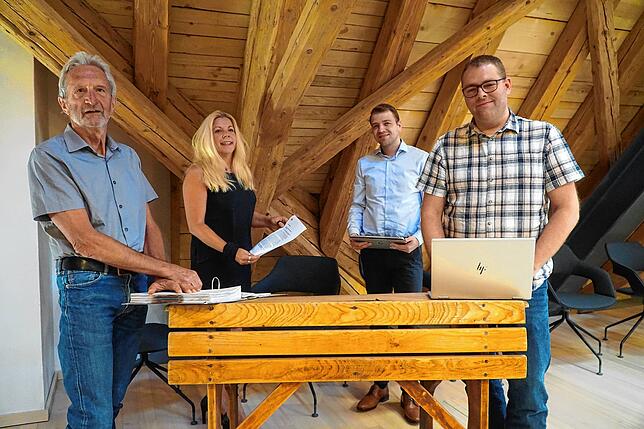 Als zuständige Projektleiterin informiert Peggy Bretfeld im Juli 2020 zusammen mit Kollegen über den Ausbau der Höllentalbahn.
