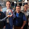 Stabwechsel beim FC Radolfzell (von links): Der neue Präsident Stefan Salzborn erhält von seinem Vorgänger Oliver Preiser den ...