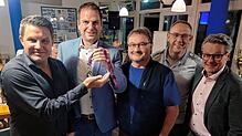 Stabwechsel beim FC Radolfzell (von links): Der neue Präsident Stefan Salzborn erhält von seinem Vorgänger Oliver Preiser den ...