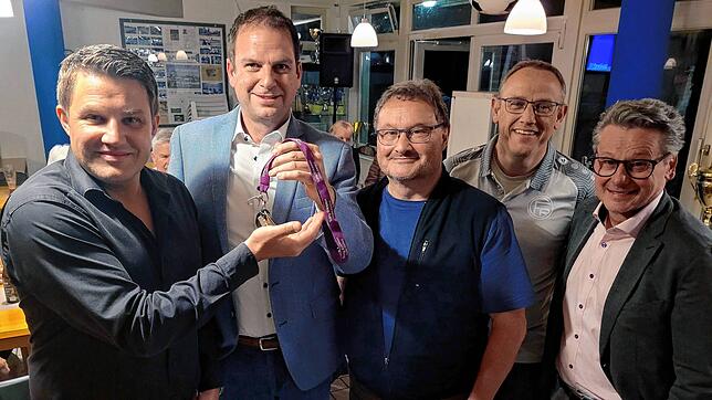 Stabwechsel beim FC Radolfzell (von links): Der neue Präsident Stefan Salzborn erhält von seinem Vorgänger Oliver Preiser den ...