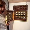 Museumsleiter Julian Windmöller zeigt Hightech aus dem vergangenen Jahrhundert. Das Ausstellungsstück stammt aus dem früheren Stockacher ...