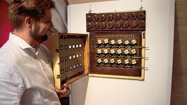 Museumsleiter Julian Windmöller zeigt Hightech aus dem vergangenen Jahrhundert. Das Ausstellungsstück stammt aus dem früheren Stockacher ...