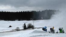 Die Schneekanonen im Wittenbachstadion laufen auch Hochtouren, um Kunstschnee für den Schwarzwaldpokal zu produzieren.