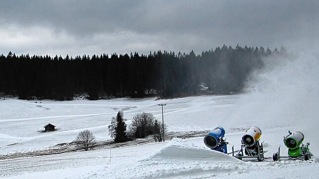 Die Schneekanonen im Wittenbachstadion laufen auch Hochtouren, um Kunstschnee für den Schwarzwaldpokal zu produzieren.