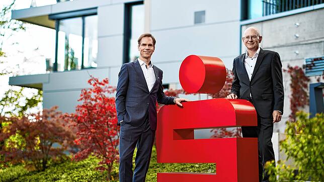 Wolf Morlock, Vorsitzender des Vorstands der Sparkasse Hochrhein, (rechts) und sein Stellvertreter David Gerstner sind für 2025 guter Dinge.