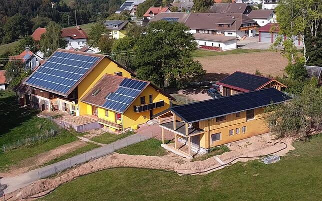 Der Hof liegt am Ortsrand des Höchenschander Ortsteil Strittberg. Neben dem Wohnhaus gehören auch ein Stall und ein separates Gebäude, ...