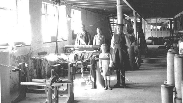 Zur Hochzeit der Textilindusterie am Hochrhein: Eine Innenaufnahme zeigt die Produktionsräume der Firma Naef in Bad Säckingen um 1920.