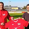 Willkommen zurück: Daniel Ramirez, der Spielausschussvorsitzende des SV Jestetten begrüßt Michele Masi als neuen Trainer beim SV Jestetten.
