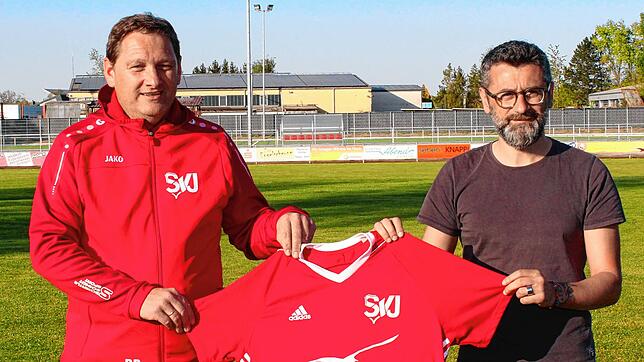 Willkommen zurück: Daniel Ramirez, der Spielausschussvorsitzende des SV Jestetten begrüßt Michele Masi als neuen Trainer beim SV Jestetten.