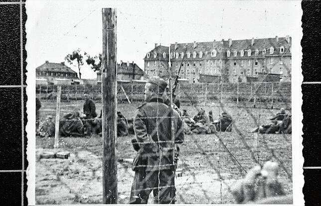 Ein Wachmann des Stalag in Villingen mit Gefangenen.