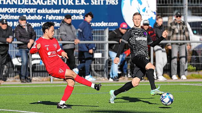 Toranosuke Abe (1. FC Rielasingen-Arlen, links) sorgte mit einem direkt verwandelten Eckball für die Wende. Schlussendlich besiegten die ...