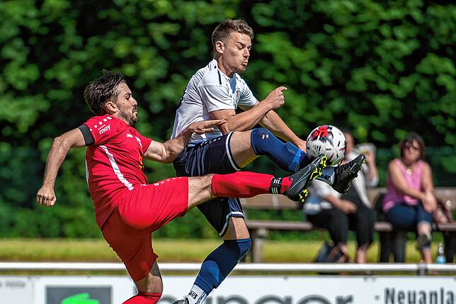 Hoch die Beine: Um den Ball kämpfen der Wallbacher Yunus Özdemir (links) und Torjäger Nico Reichardt, der für den FC Schlüchttal mit ...