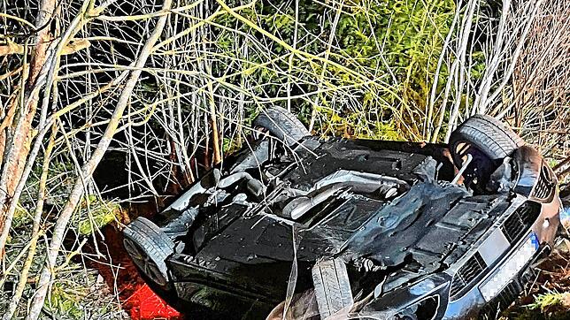 Das Auto bleibt auf dem Dach im Straßengraben liegen, der Fahrer kann sich selbst befreien.