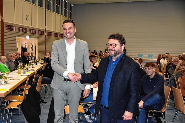 Gerne gab Fabio Crellari (rechts) sein Amt als Kreisvorsitzender der CDU in die Hände von Levin Eisenmann. Gewählt wurde dieser von 132 ...