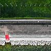 Die roten Stufen markieren den Bereich, der in der Badesaison oft unter Wasser liegt. Hier ein Bild vom niedrigen Bodenseepegel am ...