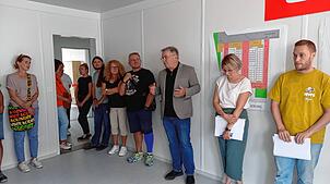 Einblicke in die neue Containeranlage für Flüchtlinge (von rechts): Lukas Uhler (Heimleiter), Anja Marosits (Integrationsbeauftragte), ...
