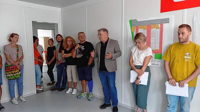 Einblicke in die neue Containeranlage für Flüchtlinge (von rechts): Lukas Uhler (Heimleiter), Anja Marosits (Integrationsbeauftragte), ...